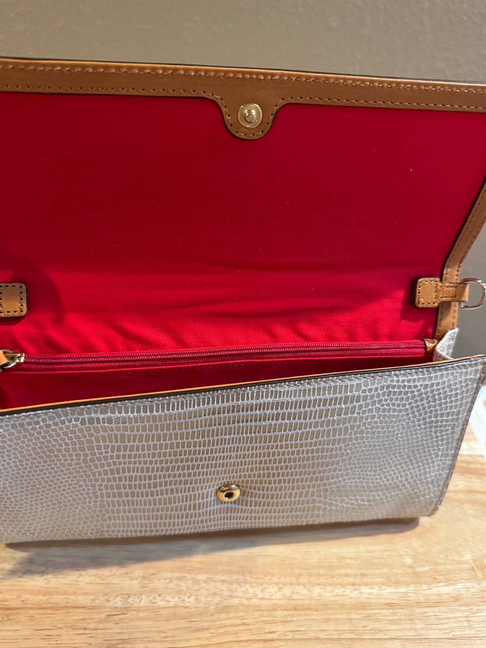 Dooney & Bourke Beige Lizard Embossed Leather Crossbody Clutch Bag - Picture 8 of 9